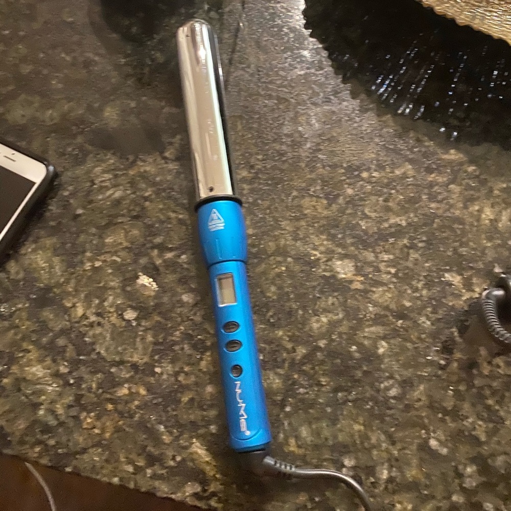NuMe clipless curling iron